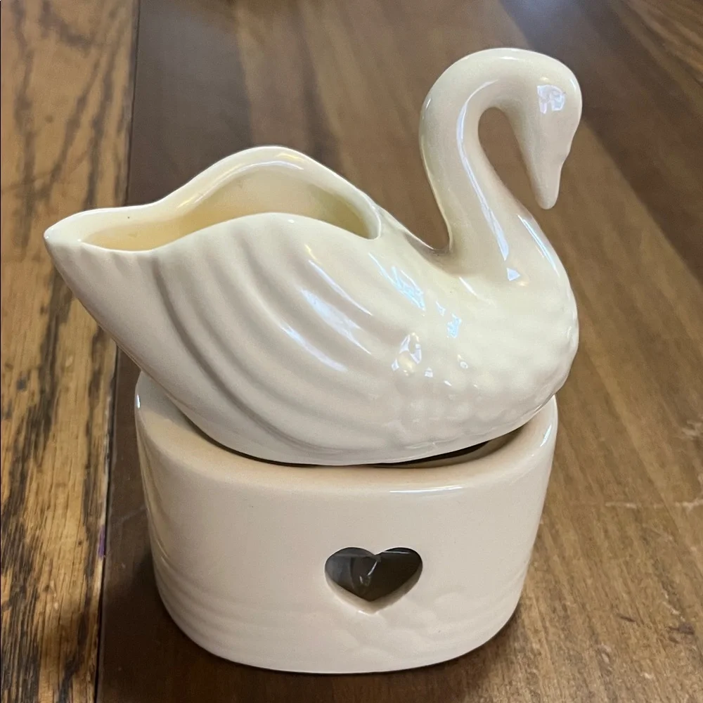 Ceramic Swan Tealight Holder in Cream